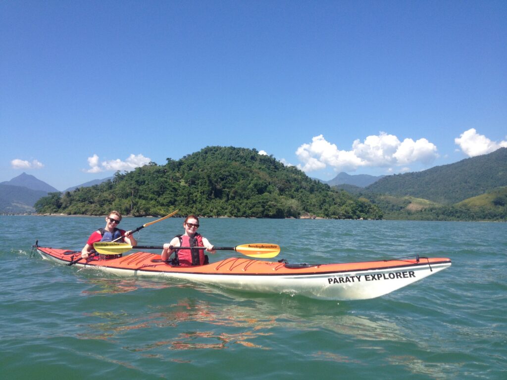 Kayaking in the bay of Paraty with Paraty Explorer-min